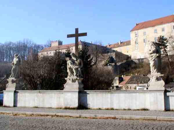 sochy na zpadn balustrd mostu
