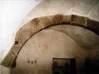 romnsk oblouk s pilovm vlysem druhotn osazen v hradn kuchyni