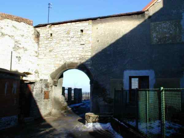 zpadn hradba s portlem brny a napojenm okrouhl baty