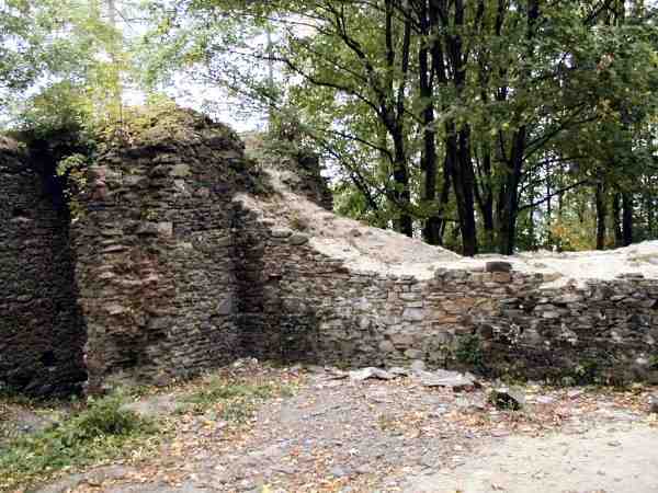 pedhrad - zpadn ze vstupn brny a navazujc eln hradba