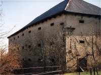 novodob budova v zpadn sti hradu ve vnj stn obsahuje obvodovou hradbu jdra
