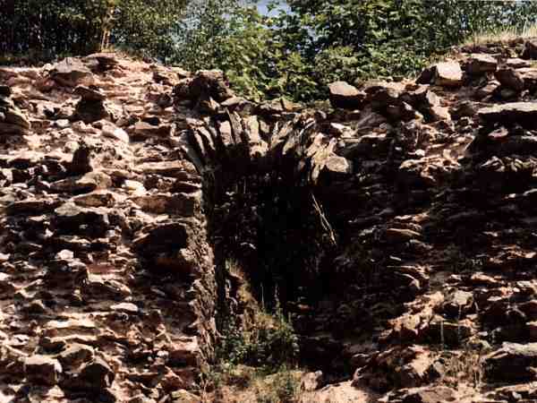 detail okna v severní hradbě jádra 