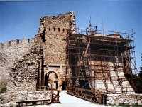 elo jdra z 4. ndvo (zleva oblouk hradby, Trubask v s 5. brnou a hradn kuchyn)