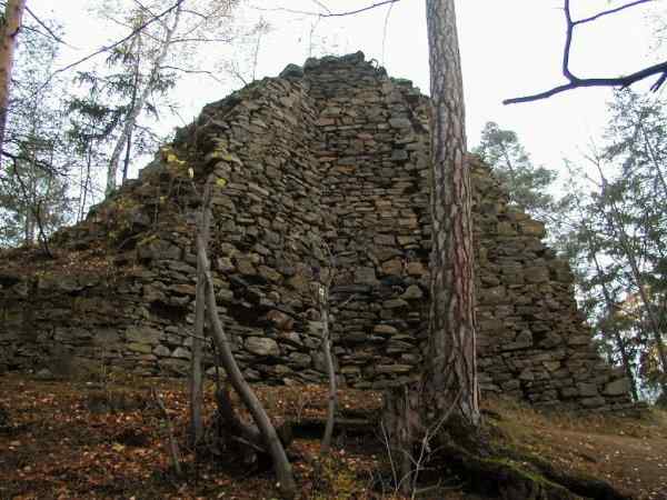 bergfrit s navazujc hradbou od jihovchodu