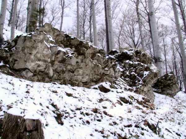 rozmetan blok zdiva severn od bergfritu