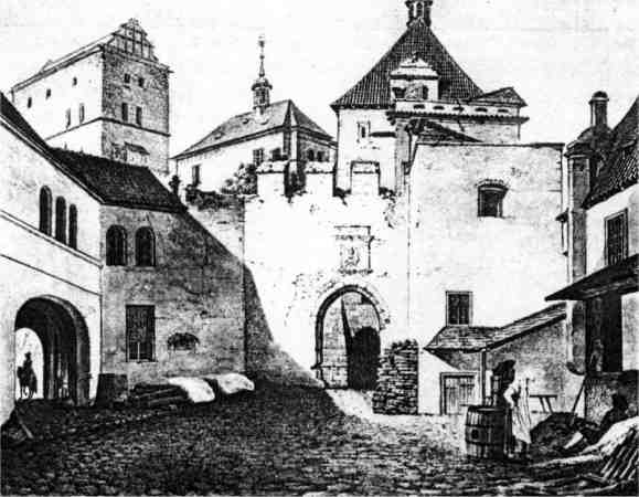 pohled z půrkrabského dvorku k hornímu hradu