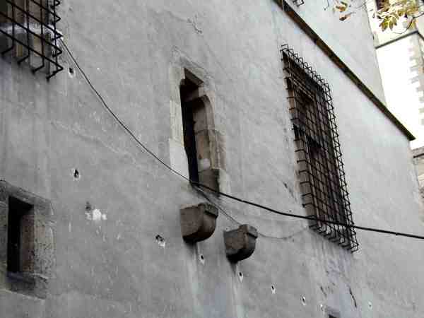 Mariánská věž - konzoly po arkýři 1. patra ve východní stěně