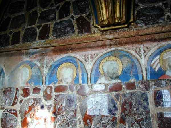 kaple sv. Kateřiny - figury světců na severní zdi poškozené inkrustací