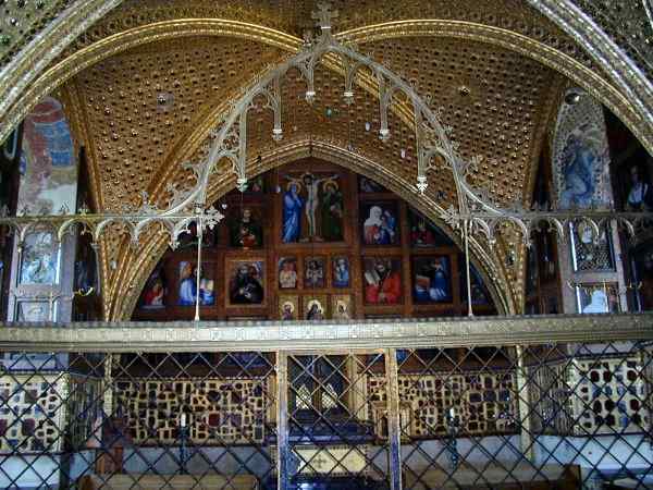 kaple sv. Kříže - pohled do presbyteria přes zlacenou gotickou mříž
