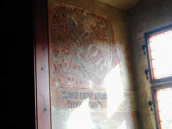 2. patro paláce - světnice císaře Karla - antické heslo v okenní špaletě