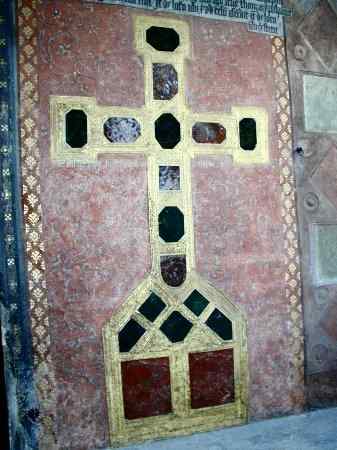 kostel P. Marie - zemský kříž v okenní špaletě