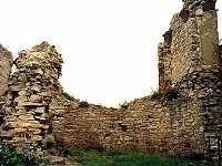 obytná věž 2. fáze jádra - ulička mezi severovýchodní stěnou věže a obvodovou hradbou