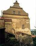 půrkrabství - jižní průčelí východního křídla s výběhem obvodové hradby vlevo