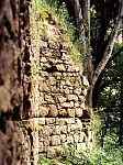 severn hradba a torzo vlcov ve (pohled od vchodu)