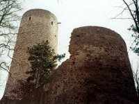 bergfrit a ubouraná čelní věž jádra